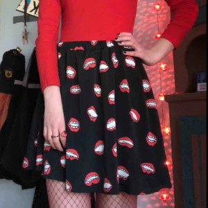  - En snygg och bekväma kjol med najs mönster! Kjolen har resår i midjan vilket gör att den också passar till strl 36 t.ex. Insydd silkig underkjol i svart har den också🖤  Möts upp i Gbg annars står köparen för frakten xoxo