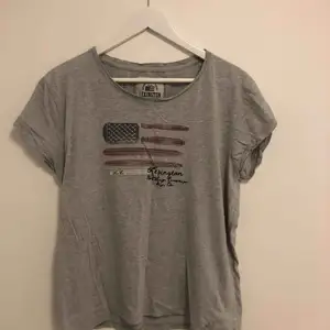 Fin Lexington t-shirt. I super bra skick, ett väldigt billig pris för en sådan tröja. Önskas fler bilder, bara att kontakta mig. Köparen betalar 50 kr+frakten💕