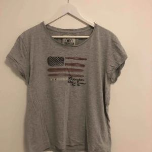  - Fin Lexington t-shirt. I super bra skick, ett väldigt billig pris för en sådan tröja. Önskas fler bilder, bara att kontakta mig. Köparen betalar 50 kr+frakten💕