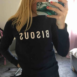  - Mörkblå tröja som nästan är oanvänd Storlek S   Går att skicka om köparen betalar frakten