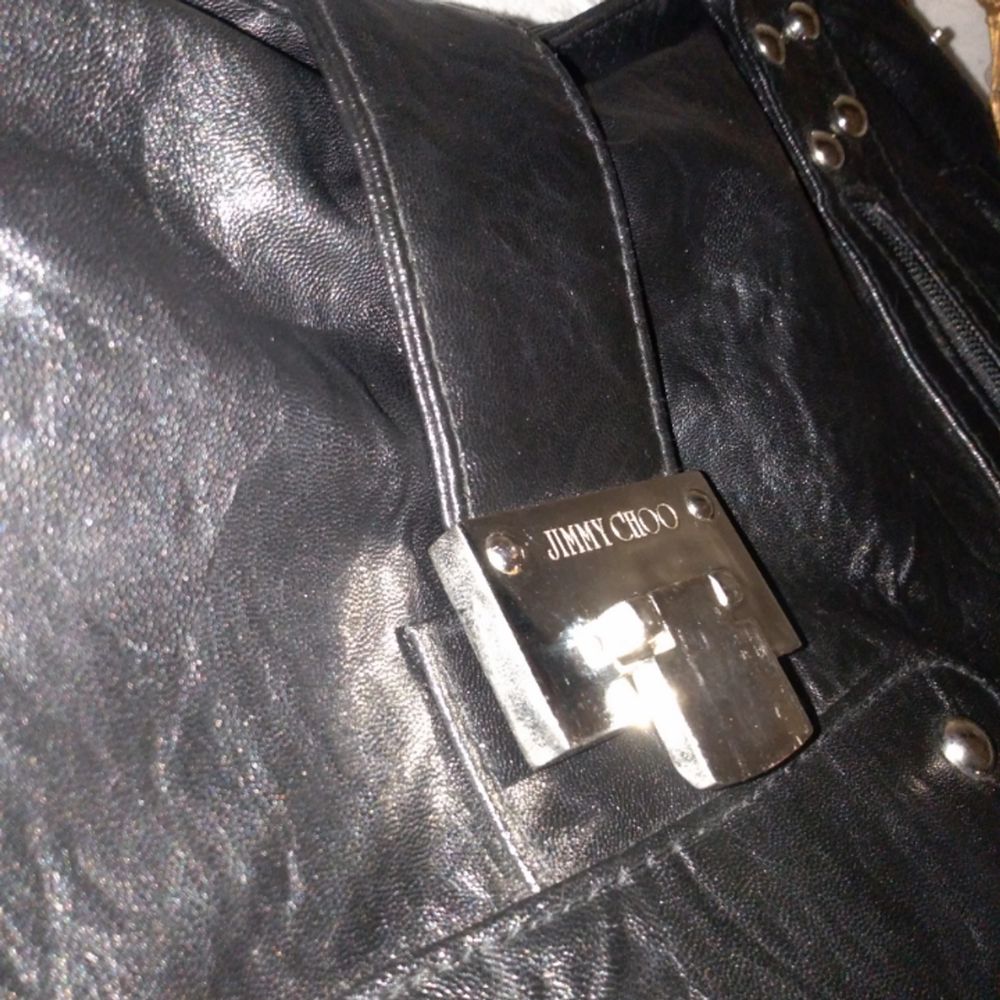 Säljer denna praktiska och gamla väska från Jimmy Choo med 10 platser att sätta saker i (mer bilden i dm😊) ✨ Rymmer en 13