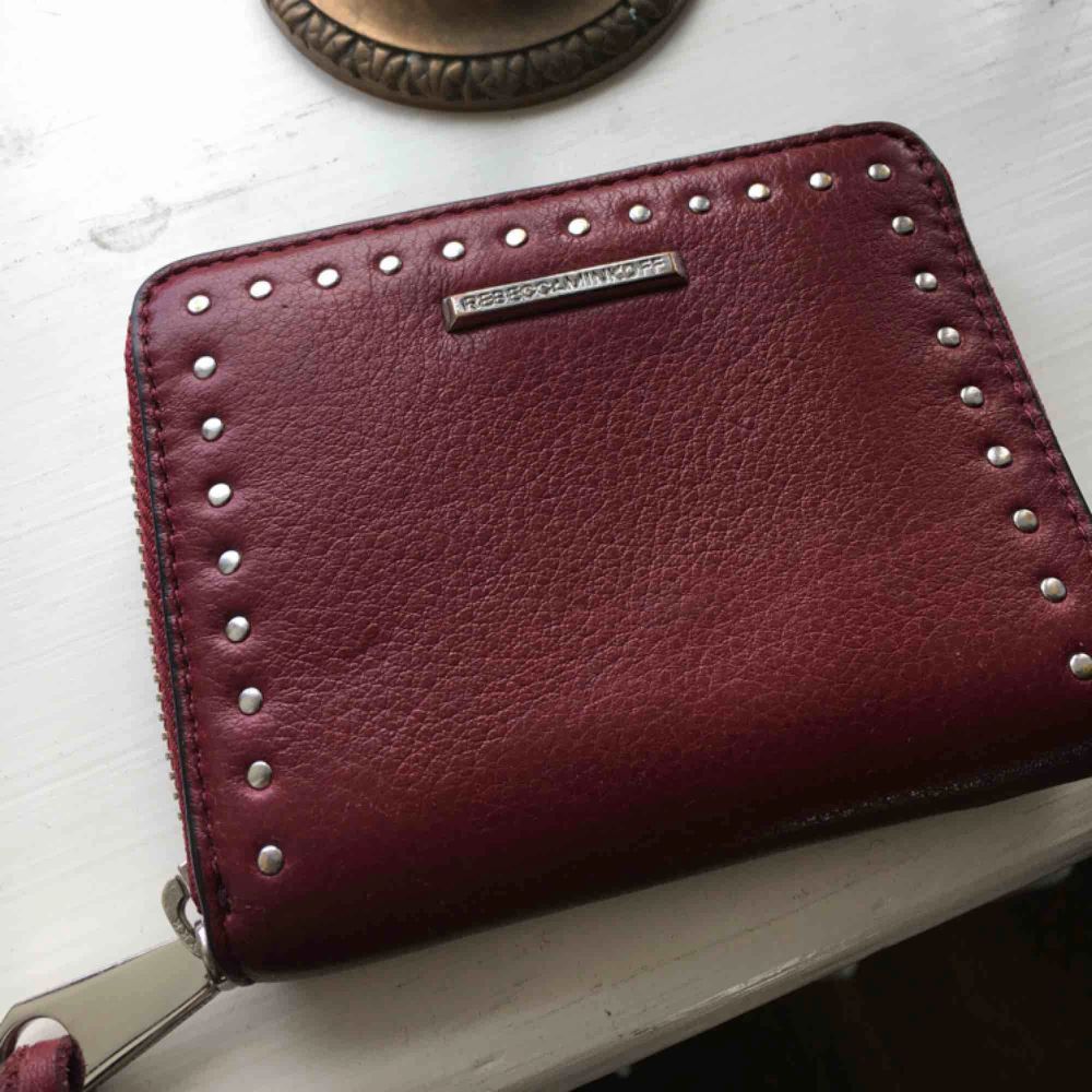 Röd/Vinröd plånbok från Rebecca Minkoff Oanvänd. Accessoarer.
