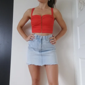  - Sjukt fin röd top med avtagbara axelband. Kan kombineras med många olika plagg. Köpte den på H&m i Hawaii. 