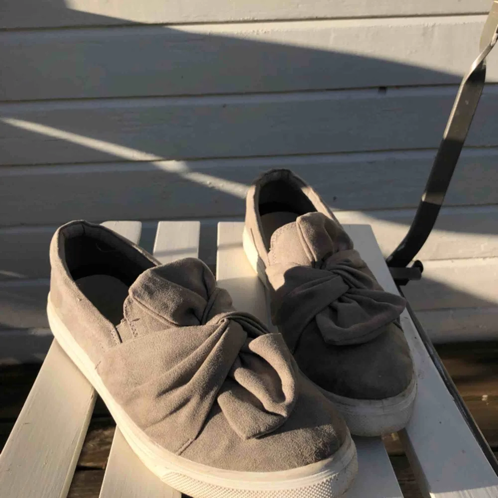 Super gulliga grå slip-ons/loafers till sommaren!🌸🌼 I använt skick stl 39, frakt tillkommer om så önskas :). Skor.