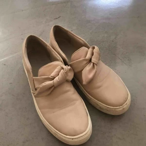  - Ljusrosa skor med rosett fram från Zara. Går att putsa med trasa om man önskar. 