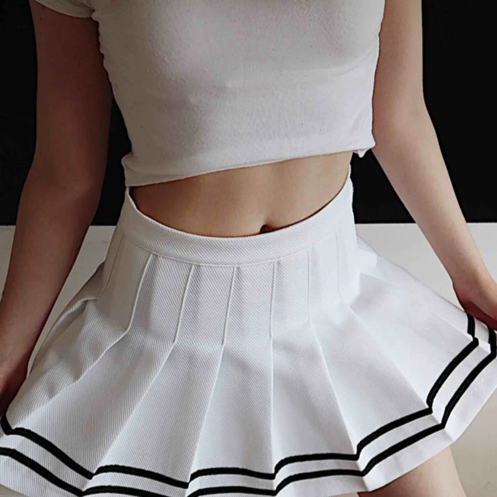 super cute white plaid skirt with two black stripes along the edge. never wore 🛒 kan möttas i Helsingborg. Frakt är inte säkert. . Kjolar.