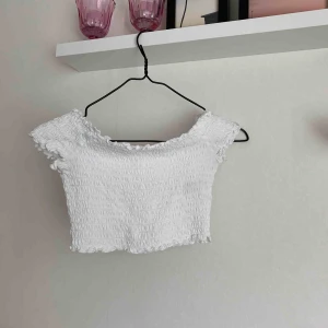  - croppad off sholder från HM, jättefin nu till sommaren men är tyvärr för liten för mig. lite trasig på baksidan (se sista bilden) men inget man tänker på eller som syns.  köparen står för ev. frakt💓