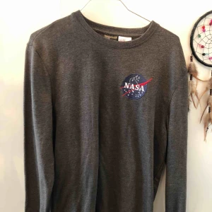  - Tjocktröja från herravdelningen av H&M, aldrig använd och är i gott skick. Väldigt mysig och är unisex 