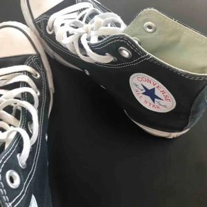 - Fräscha svarta höga converse köpta här på Plick! Säljer då de är för små för mig:( Frakt: 90kr