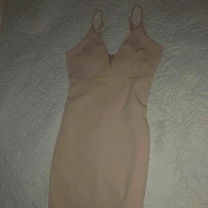  - Elegant fin klänning från bikbok, HELT NY! slits baktill och trekants framtill. Priset är prutat och klart 150kr+ frakt! Ps: den är galet snygg på! Säljes pga platsbrist.