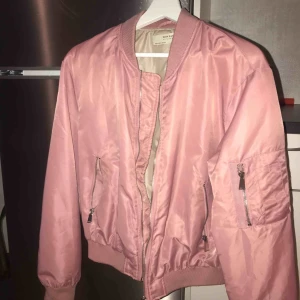  - Bomberjacka från ZARA, stor i storlek; fin rosa