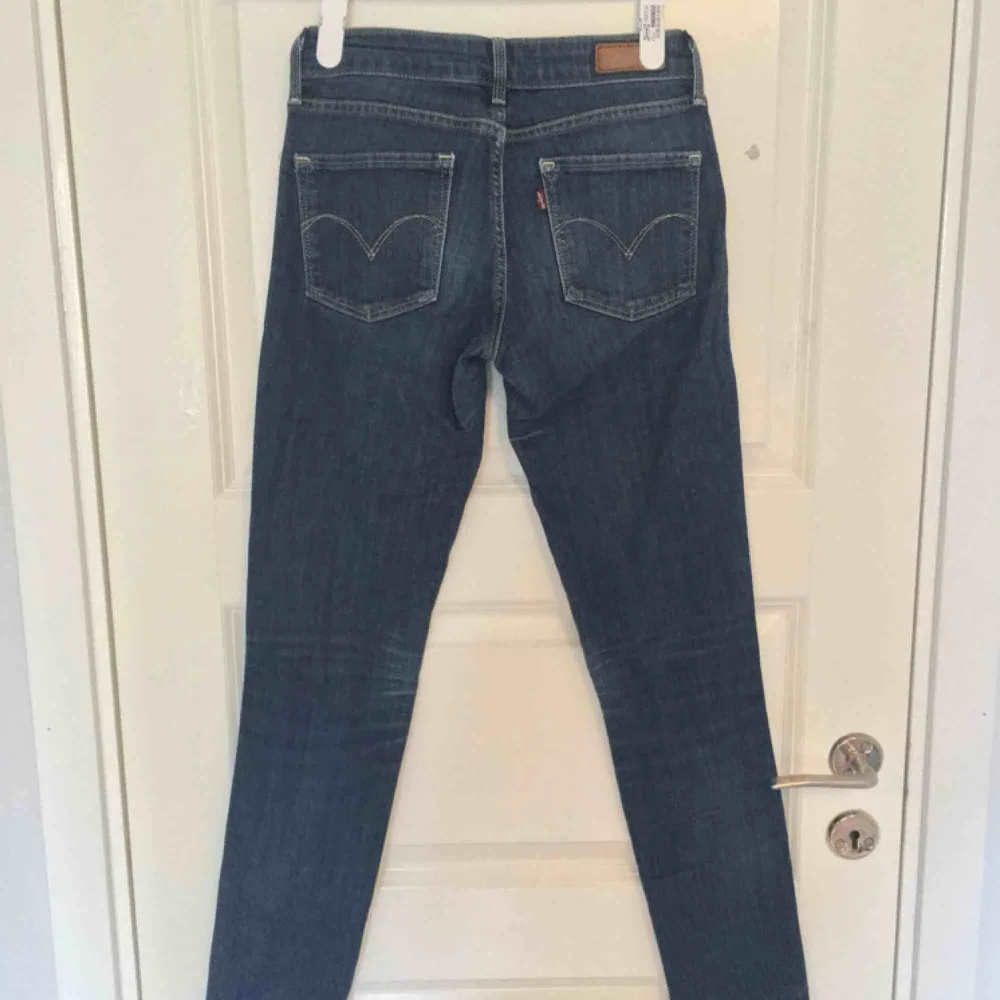 Fina skinny-jeans från Levi’s. Tyvärr är en del av texten på loggan borta, därav de låga priset.  Betalning sker via swish💙 Kan mötas upp i Uppsala!. Jeans & Byxor.