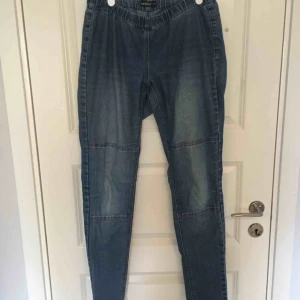  - Jeans med resår i midjan. Färgen är mörkblå. Betalning sker via swish. 💓