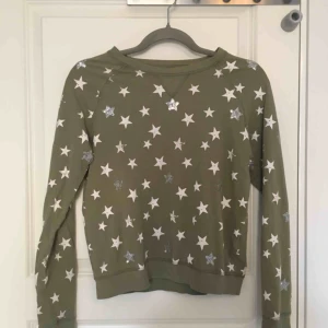  - Olivgrön Troja med stjärnor på från Kappahls barnavdelning, finkar dock lika bra som en XS-S.  Betalning sker via swish🌻 Kan mötas upp i Uppsala!