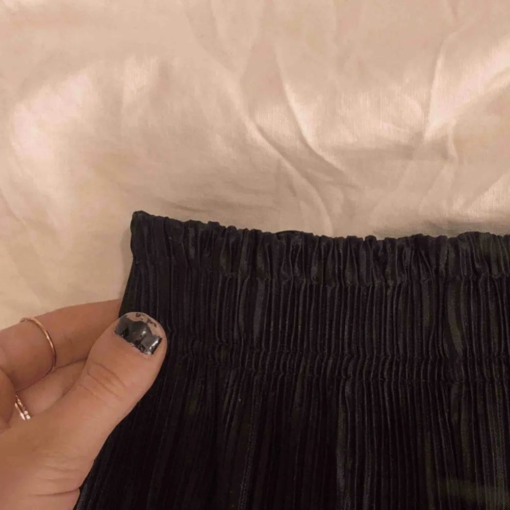 Jättefina svarta plisserade byxor med fin resår upptill. Väldigt sköna men tyvärr knappt använda. Jeans & Byxor.