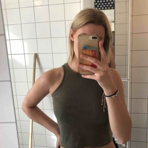  - militärgrönt linne från bikbok. bra skick! har bara ett litet hål framme som ni ser på 3e bilden. syns inte mycket!! priset kan diskuteras!! 