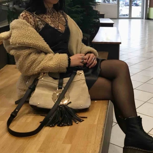  - Råball svart (fejk)skinn-klänning från Zara i strl S! En slags skater-modell skulle jag säga då kjolen är ganska vippig. Endast använd en gång så den är i superfint skick! Frakt tillkommer:)