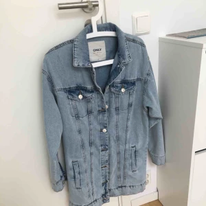  - Helt ny oanvänd jeansjacka i strl 34. Från only. Är lite för stor för mig tyvärr. Lite längre modell. Avhämtning i Örebro skickas annars mot fraktavgift.