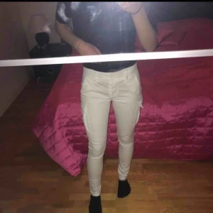  - Ett par jättesnygga vita byxor/jeans med fickor på sidorna. Köpte de för jätte längesen och har aldrig använt de så de är verkligen jättebra i skick!