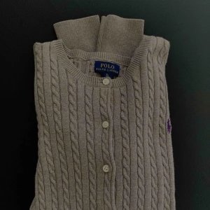  - Super fin kofta/tröja med knappar från Ralph Lauren! En liten fläck men det går nog bort i tvätten, syns knappt i verkligheten. Den är i storlek XL (barn) vilket motsvarar ålder 16. Möts upp i Sthlm eller fraktas! 💫  Nytt pris: ca 800kr Mitt pris: 150kr