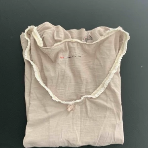  - Söt t-shirt från ODD MOLLY i storlek 0 vilket motsvarar XS. Men passar nog även S. Möts upp i Stockholm eller fraktas! 💕  Nytt pris: ca 600kr Mitt pris: 250kr