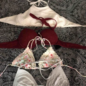  - Bikini-överdelar!! De två nedre 20kr styck, de två övre 40kr styck