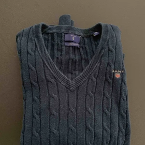  - Fin tröja från GANT. Marinblå kabel stickad och V-ringad! Storleken är XS men den är stretchig. Möts upp i Stockholm eller fraktar! 🎉 Nytt pris: 1299kr Mitt pris: 290kr