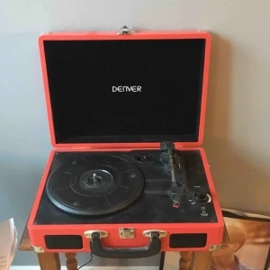  - Bärbar Skivspelare som knappast är använd pga 2 skivor och investerar aldrig i nya hehe.. Men den är så fin! Möts i Örebro eller fraktas för 100 kr extra🌼🌼🌼🌼 