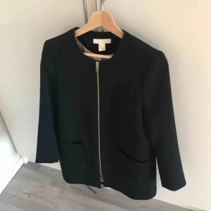  - Fin svart kappa från H&M, storlek 38. Använd två gånger, köpte den förra sommaren 2018. 