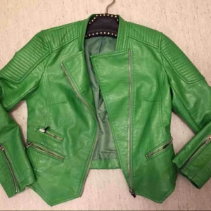  - 320 kr pp för denna jäligt schyssta jacka i fejkskinn.  En mini-fläck bak vid ena armbågen. Passar bäst för ngn m strlk 36 bäst. Mått; Axelbredd (söm t söm); 38,5 cm Ärmlängd; 57 cm Längd bak; 47 cm Längd fram t längsta stället; 55 cm