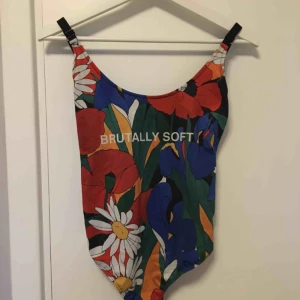  - Body från Zara, för 50kr. Aldrig använd och kommer aldrig använda. 