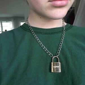  - En fint hänglås-halsband, köpt i Tokyo, finns ingen nyckel till dock. Jag tar swish, och kan mötas upp i stockholmsområdet, annars står köparen för frakten😘