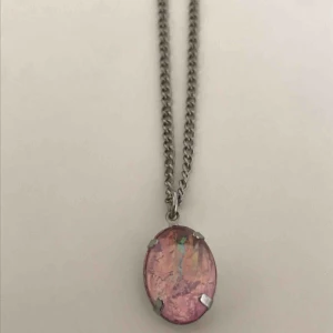  - Jätte fint silver halsband med rosa sten som hänger! Stenen skiftar lite i färger i med är i ljus rosa. Kedjan är i normal längd, använd max 2 gånger. Nyskick! 