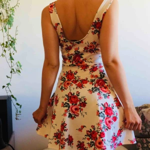  - Jättesöt sommarklänning som slutar ungefär på halva låret (jag är 157 cm). FRAKT INGÅR I PRISET!