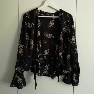  - Superfin knytblus från Ginatricot! I priset ingår frakt 🌻