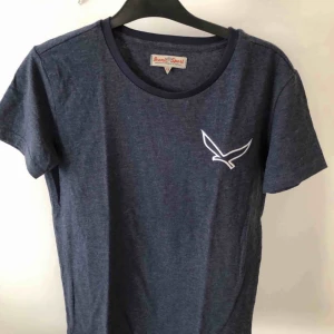  - Marinblå t-shirt med ett tryck på sidan! Den är aldrig använd, därav är prislappen kvar. Kan mötas upp i Linköping(östergötland) annars står köparen för frakten. 💕