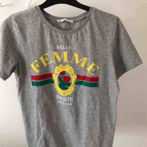 T-shirt med fint feminint tryck. Kan mötas upp i Linköping(östergötland) annars står köparen för frakten. 💕