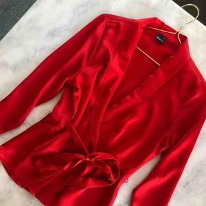  - Superfin röd blus från Ginatricot! Använd 1 gång och vill att någon annan får användning av den då den är i ett så bra skick! 150 kr + frakt :)