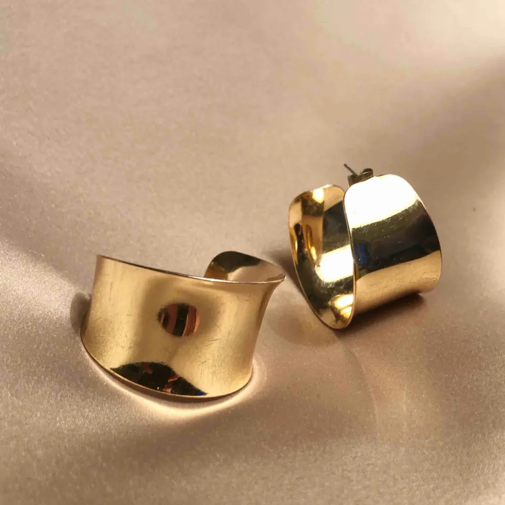 Fina guldfärgade örhängen. 3,5 cm i diameter. Accessoarer.