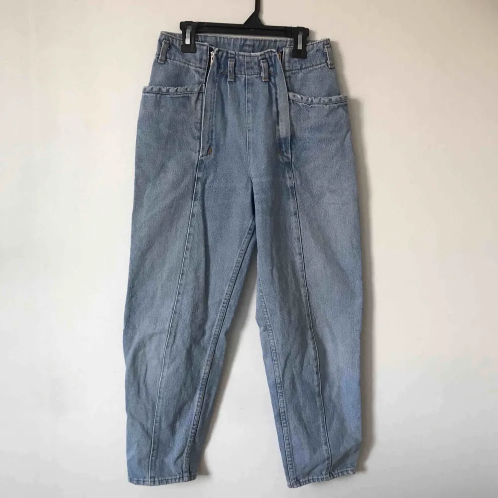 Kortare jeans som sitter jätte snyggt på vid rumpan. Köpt second hand så vet inte vad det är för märke. Cool detalj med två dragkedjor i fram. Passar en S eller liten M🦋 Möts upp i Gävle eller fraktar för 72kr. Jeans & Byxor.