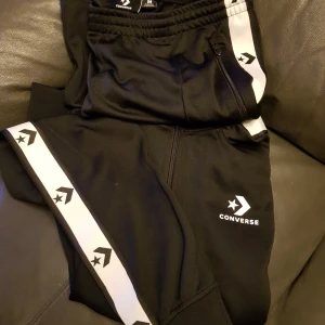  - Converse sett byxa och kofta, helt nya 