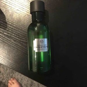  - The Body Shop- Drops of Youth - youth essence lotion  Mer än halva kvar