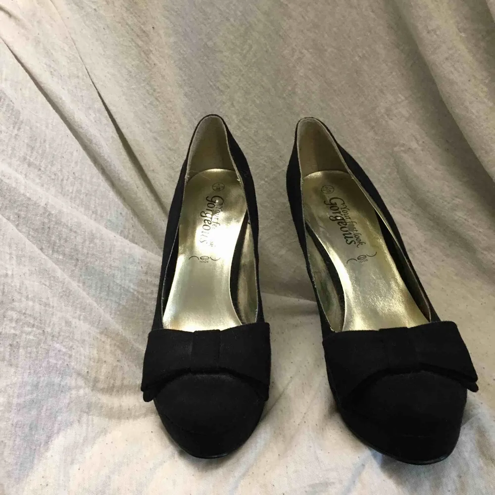 Super snygga heels från Neu Look, köpta i Dubai. Stor rosett fram på båda. Endast använda 1gång. Ca 13cm klack Frakt tillkommer. Skor.