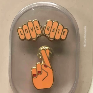  - Pins som e fina att ha på ex jeansjacka :) 10kr frakt tillkommer