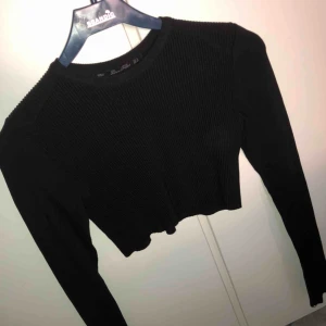  - Ribbad Crop top från Zara i storlek M. Skulle däremot säga att den passar mig med XS-S. 
