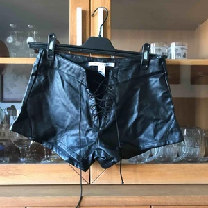  - Shorts i fuskskinn. Snörning fram. Knappt använda.