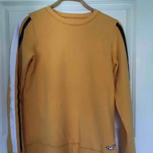  - Gul tröja från hollister, köpte för 1 år sen använt gång. Supermjuk flis inuti