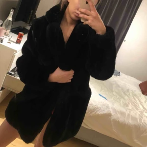  - Snygg pälsjacka, kanske inte perfekt till denna årstid men i och med att den är slut överallt så kanske du lan spara den till hösten kommer igen :) Den är riktigt varm och snygg!  Köpare behöver inte stå för frakten 