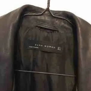 Såå snygg fakeläderjacka med en något oversize modell. Knappt använd och i storlek S från Zara 👍🏻👍🏻. Jackor.