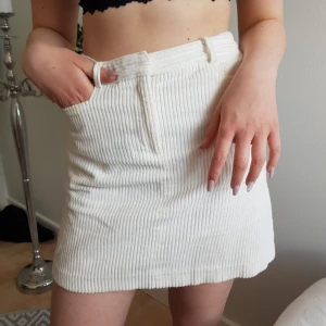  - Vit manchesterkjol som jag ÄLSKAR men inte använder. Frakt ingår inte.🦚